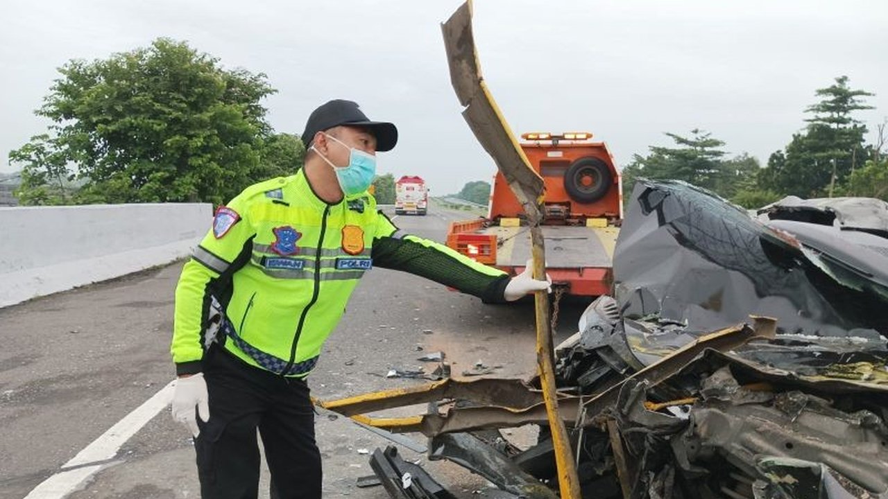 Kecelakaan antara Avanza dan truk tak dikenal di Tol Jombang KM 677,150 jalur B menyebabkan dua pegawai Dinas Sosial Jatim meninggal dunia, sementara sopir selamat.