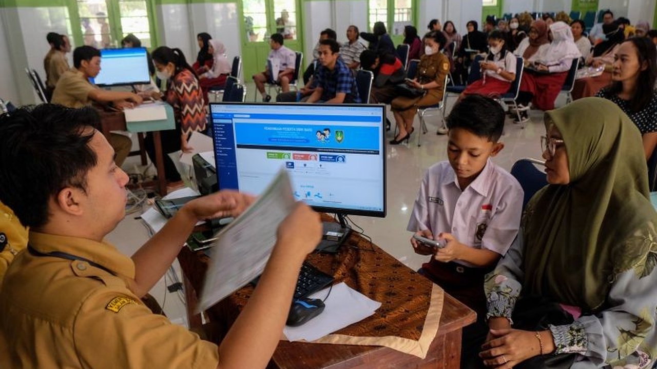 Wakil Ketua Komisi X DPR optimis Sistem Penerimaan Murid Baru (SPMB) akan diterapkan secara nasional pada tahun 2025 setelah melalui rapat finalisasi dan sosialisasi menyeluruh.