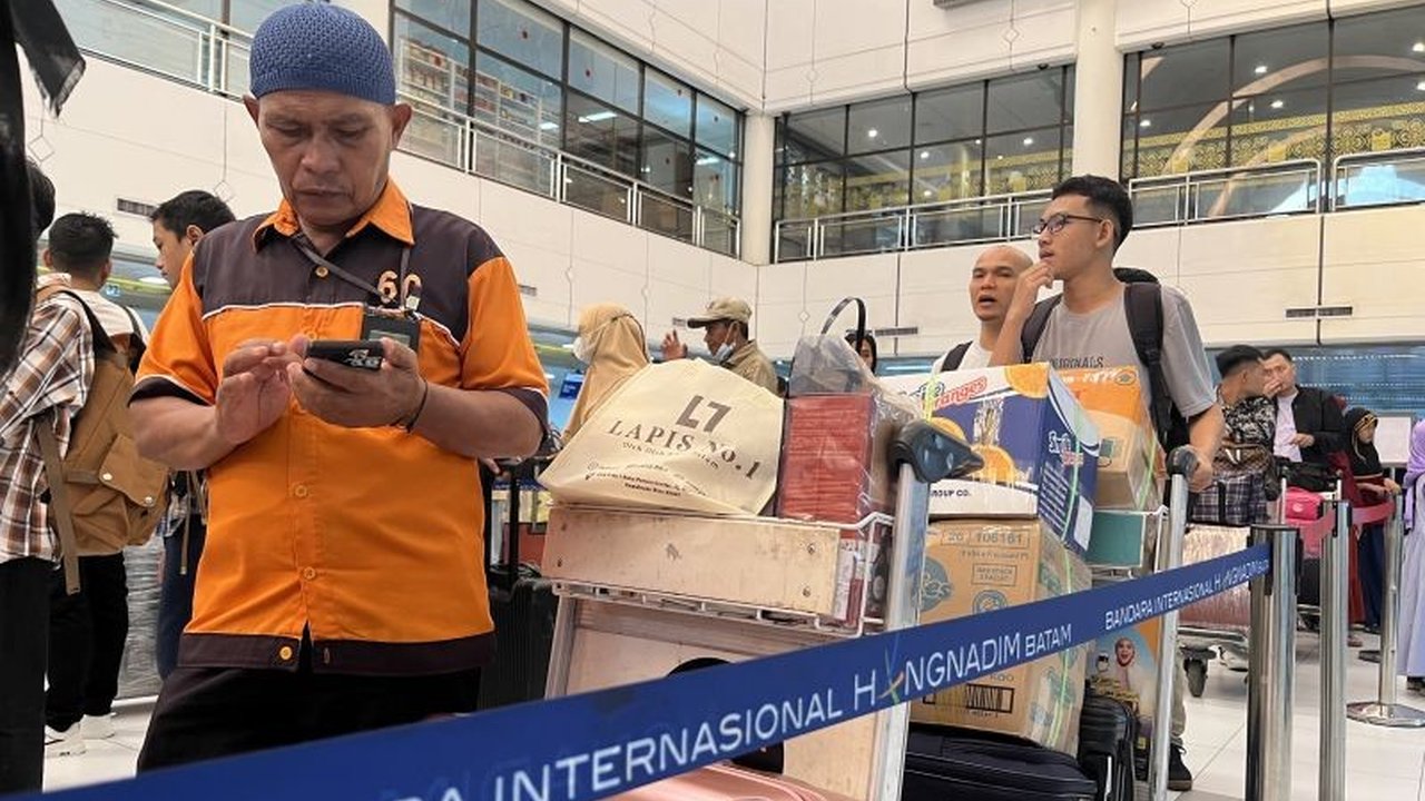Bandara Hang Nadim Batam melayani 74.481 penumpang selama libur Isra Mi'raj dan Imlek 2025, meningkat 17% dari tahun sebelumnya, dengan puncak pada Sabtu, 25 Januari 2025.