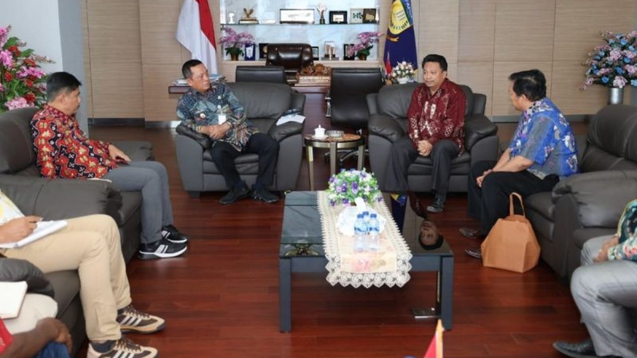 Penjabat Gubernur Papua meminta PT Jamkrida Papua untuk meningkatkan penjaminan kredit bagi UMKM guna mendorong pertumbuhan ekonomi dan peningkatan kualitas produk di Papua, serta membuka akses penjaminan ke seluruh kabupaten/kota pada 2025.