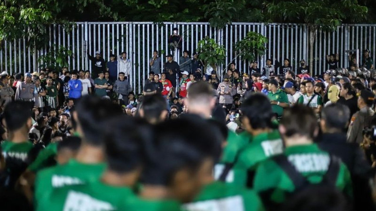 Pelatih Persebaya, Paul Munster, meminta maaf kepada suporter atas hasil buruk timnya dalam lima laga terakhir BRI Liga 1 2024/2025 dan berjanji untuk memperbaiki performa tim bersama-sama.