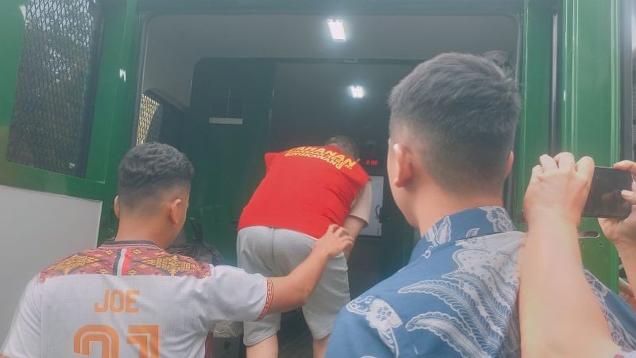 Seorang anggota DPRD Singkawang, HA, resmi ditahan Kejari Singkawang atas dugaan kekerasan seksual terhadap anak di bawah umur dan terancam hukuman penjara 5 hingga 15 tahun.