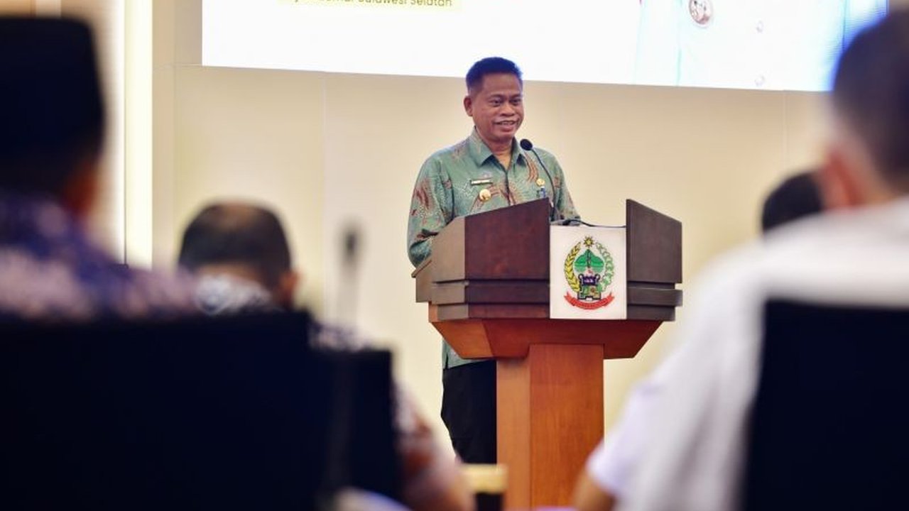Penjabat Gubernur Sulawesi Selatan, Fadjry Djufry, mendorong peningkatan nilai Sistem Akuntabilitas Kinerja Instansi Pemerintah (SAKIP) Pemprov Sulsel dari B menjadi A pada tahun 2025 melalui peningkatan kinerja ASN dan Non ASN.