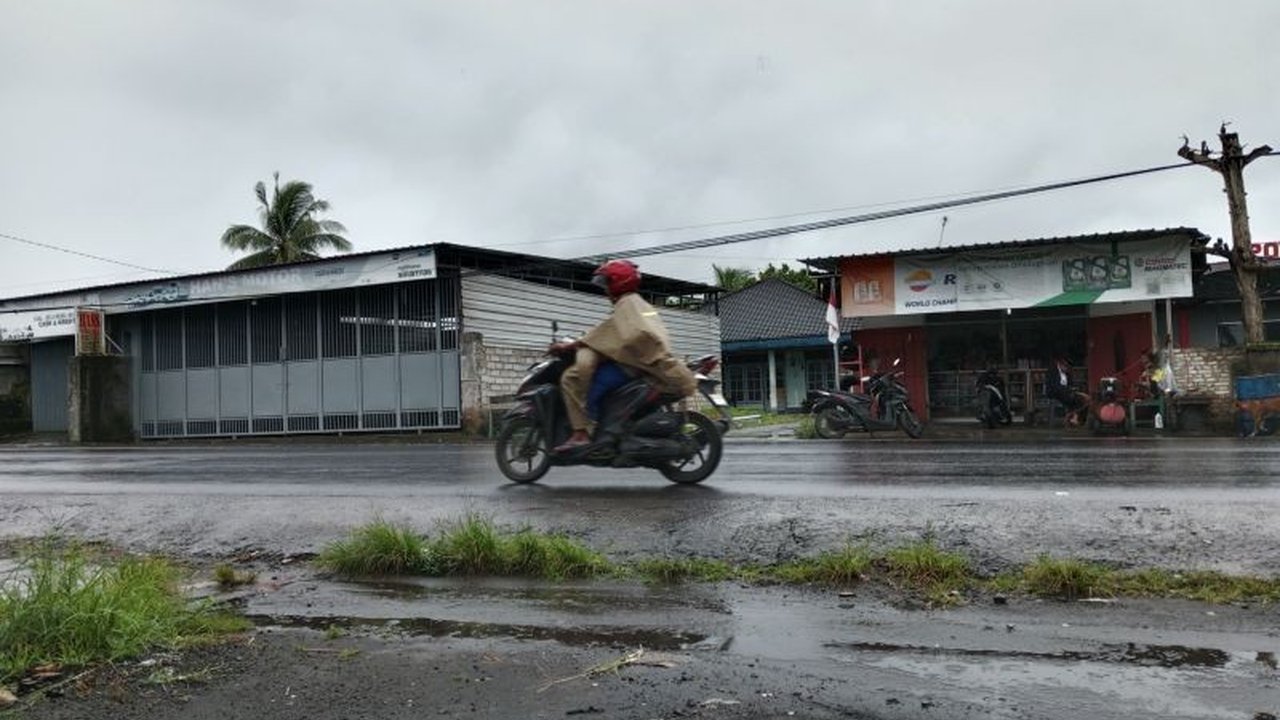 BMKG memprediksi potensi hujan lebat di NTB hingga akhir Januari 2025, dengan imbauan kewaspadaan pada masyarakat dan antisipasi dampak cuaca ekstrem.