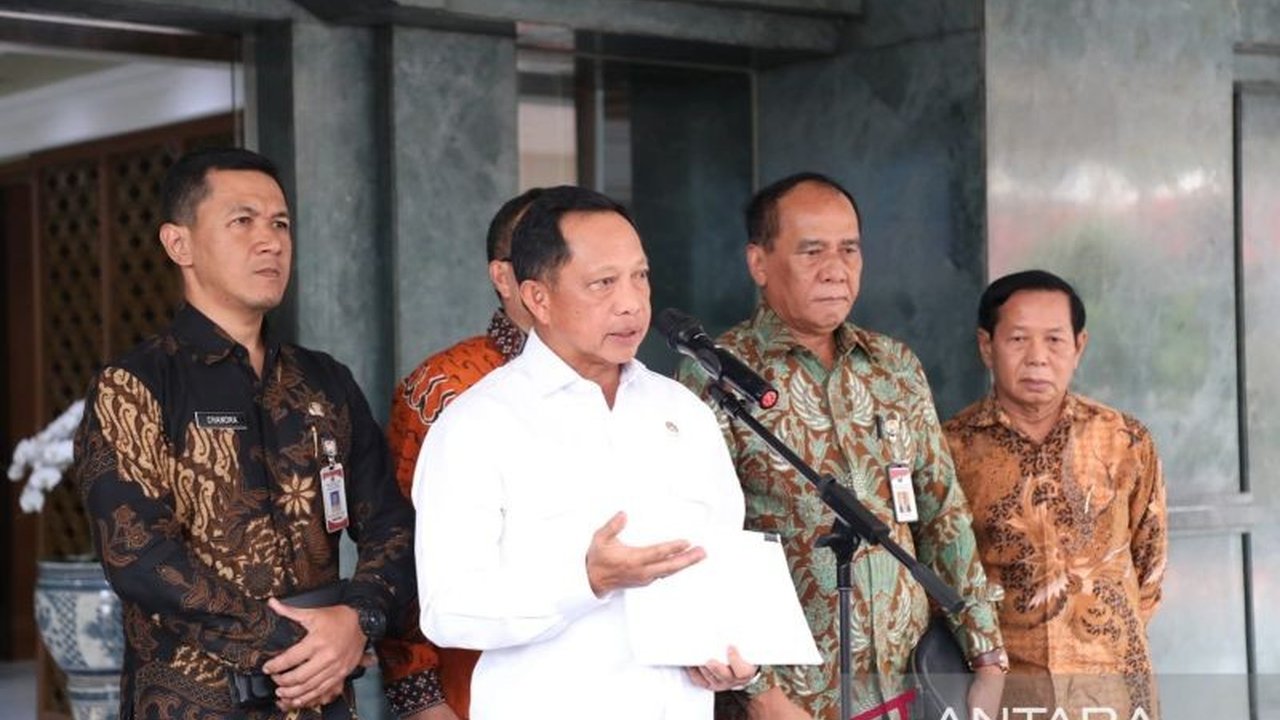 Presiden Prabowo Subianto menginstruksikan percepatan pelantikan kepala daerah hasil Pilkada 2024 untuk menciptakan kepastian politik dan mendorong pertumbuhan ekonomi daerah.
