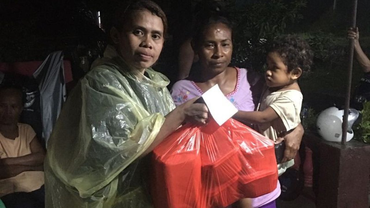 Pemerintah Kabupaten Kupang sigap mendirikan dapur umum untuk membantu sekitar 140 warga di dua desa yang terdampak banjir akibat hujan deras di Kupang, NTT,  dengan menyediakan ratusan kotak makanan.