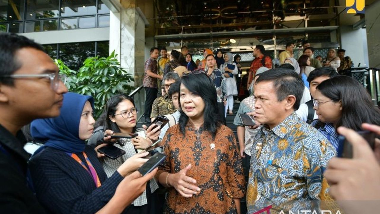 Wakil Menteri PU menjelaskan bagaimana pembangunan infrastruktur SDA dan konektivitas berhasil menekan inflasi melalui peningkatan produksi dan efisiensi logistik,  mendukung target inflasi pemerintah.