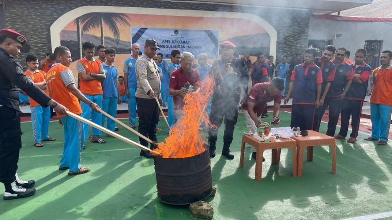 Rutan Kelas IIA Ambon memusnahkan barang sitaan dari tahanan, termasuk handphone dan narkoba, sebagai bagian dari komitmen mendukung 13 program akselerasi Kemenkumham untuk meningkatkan pelayanan publik.