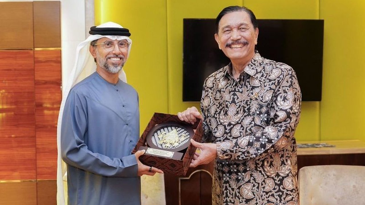 Uni Emirat Arab (UEA) menyatakan kesiapan berinvestasi dan berkolaborasi dengan Indonesia di sektor energi hijau, perumahan, pertahanan, dan sejumlah proyek strategis lainnya, ditandai dengan komitmen donasi dan rencana investasi besar.