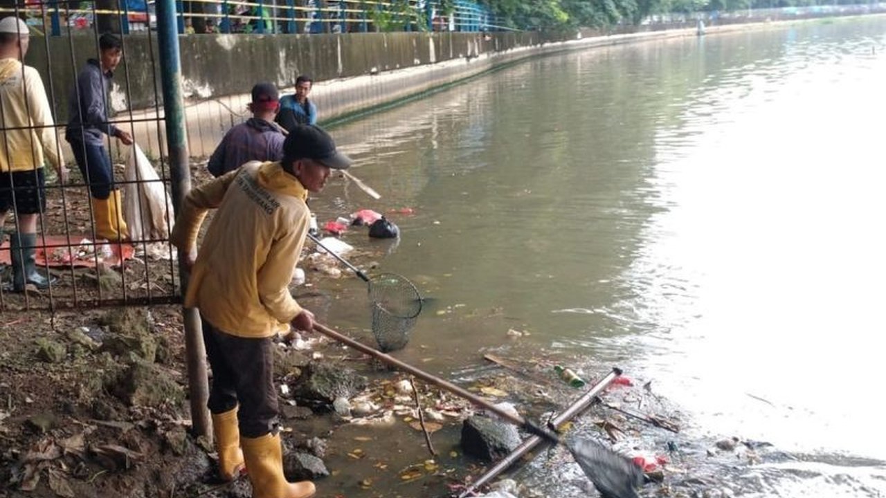 Dinas PUPR Kota Tangerang kerahkan ratusan petugas untuk normalisasi saluran air guna mencegah banjir setelah kejadian banjir yang disebabkan oleh saluran air tersumbat sampah dan lumpur.