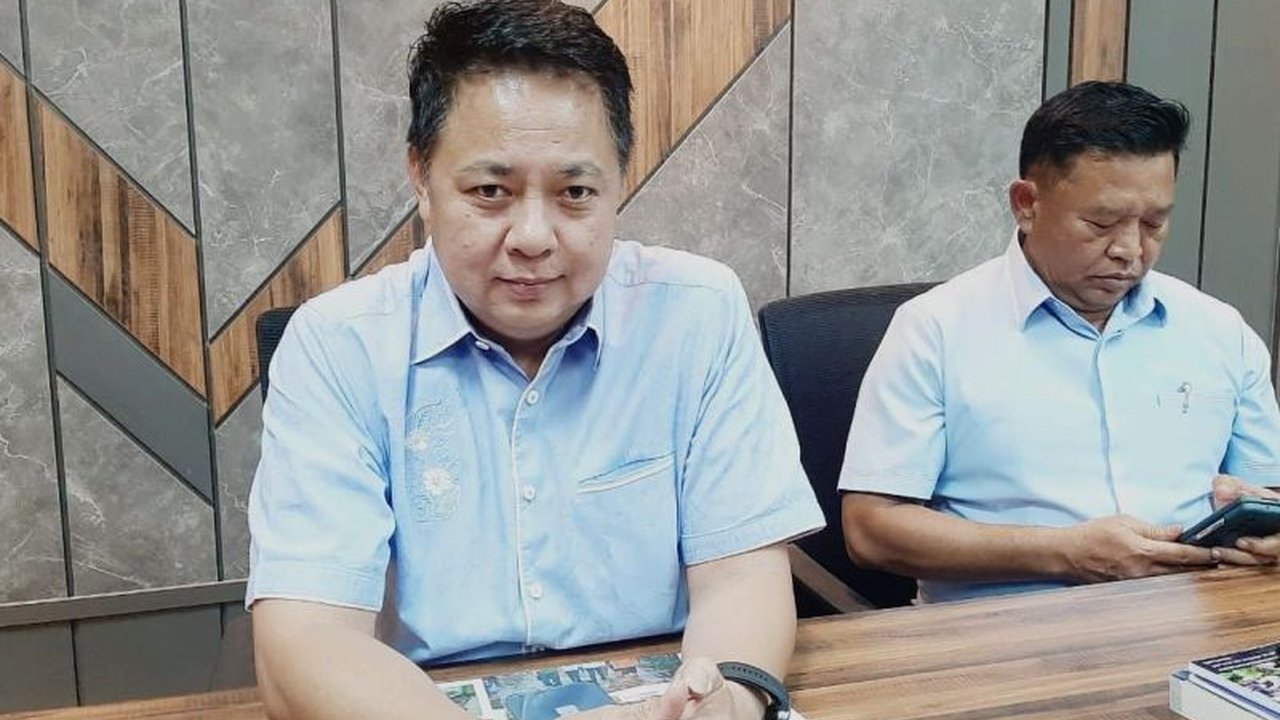 Polisi di Surabaya menangkap seorang pemilik panti asuhan berusia 61 tahun karena diduga mencabuli anak asuhnya;  kasus terungkap setelah salah satu korban, seorang anak berusia 15 tahun, melarikan diri dan melaporkan kejadian tersebut.