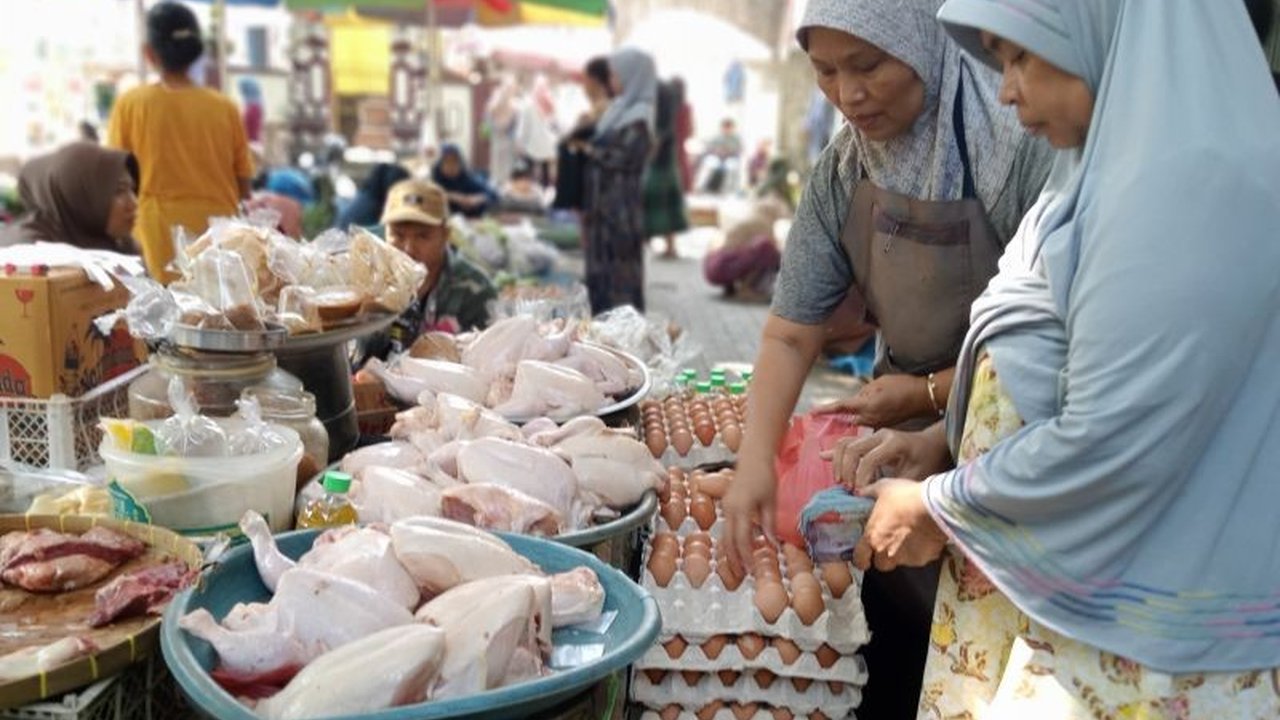 Dinas Perdagangan Kota Mataram memastikan ketersediaan bahan pokok selama Ramadhan dan Idul Fitri 1446 H, melakukan pemantauan pasar, dan menyiapkan pasar rakyat untuk mencegah lonjakan harga dan kepanikan pembelian.
