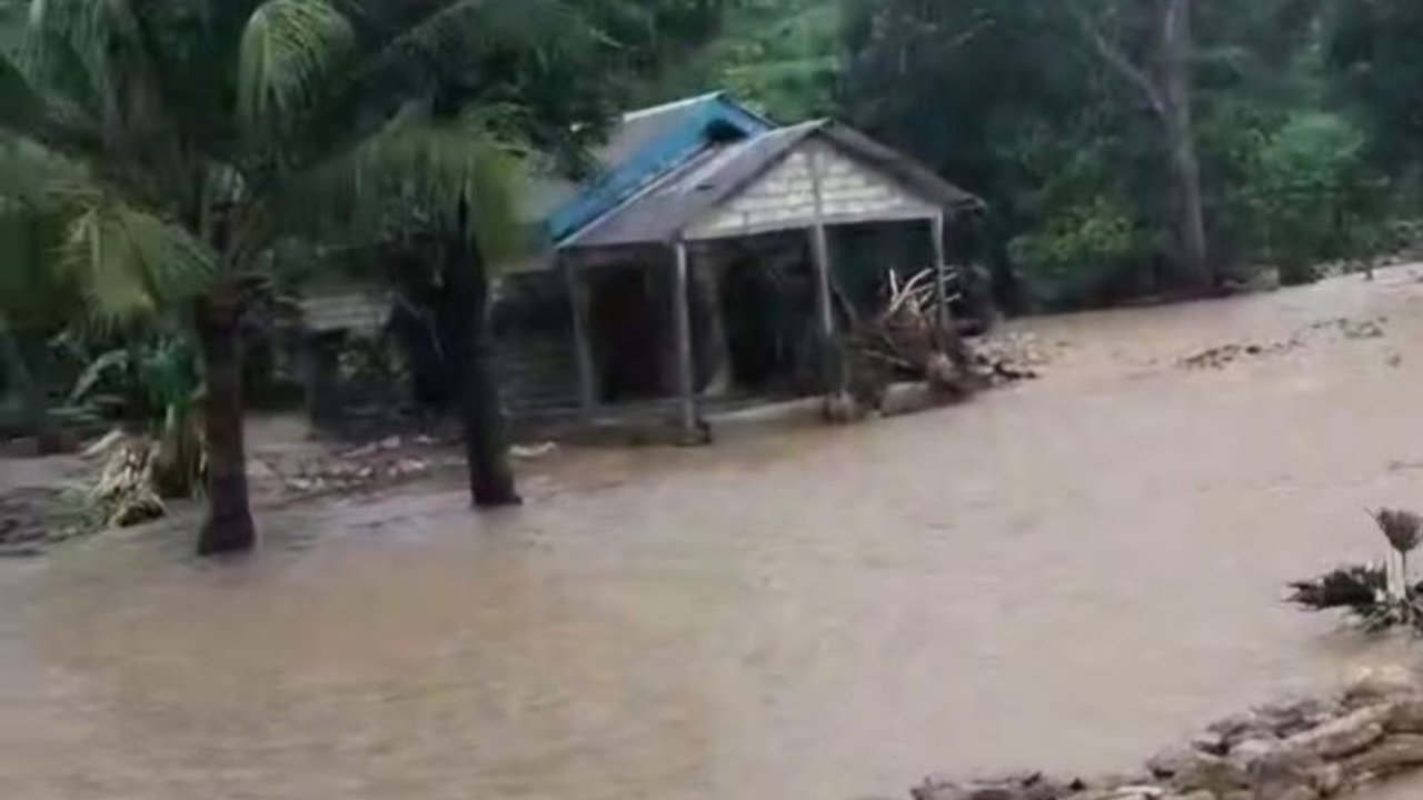 Hujan deras sejak Jumat (31/1) menyebabkan banjir dan longsor di enam kecamatan Kabupaten Kupang, NTT, dengan Kecamatan Kupang Tengah menjadi wilayah terdampak terparah.