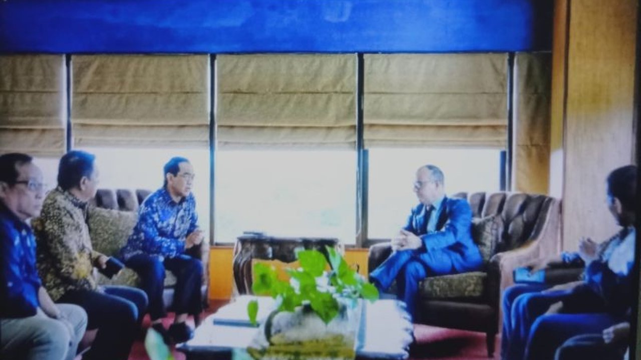 Kedutaan Besar Prancis menawarkan beasiswa kolaborasi LPDP-France bagi dosen muda Universitas Hasanuddin untuk melanjutkan pendidikan di Prancis, guna meningkatkan kualitas SDM dan hubungan akademik kedua negara.