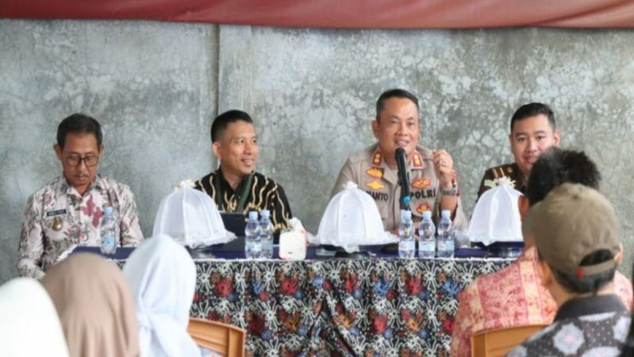 Wakapolresta Mamuju, AKBP Arianto, memaparkan strategi pencegahan pungli di Mamuju, meliputi pengawasan pelayanan publik, edukasi masyarakat, peningkatan integritas ASN, dan penerapan sistem berbasis teknologi, serta mengajak masyarakat aktif berpartisipa