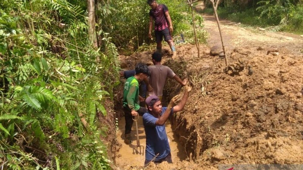 PDAM Tirta Selagan Mukomuko mengusulkan perbaikan jaringan air bersih di dua kecamatan menggunakan dana Inpres 2025 untuk mengatasi masalah distribusi air akibat kerusakan pipa dan banjir.