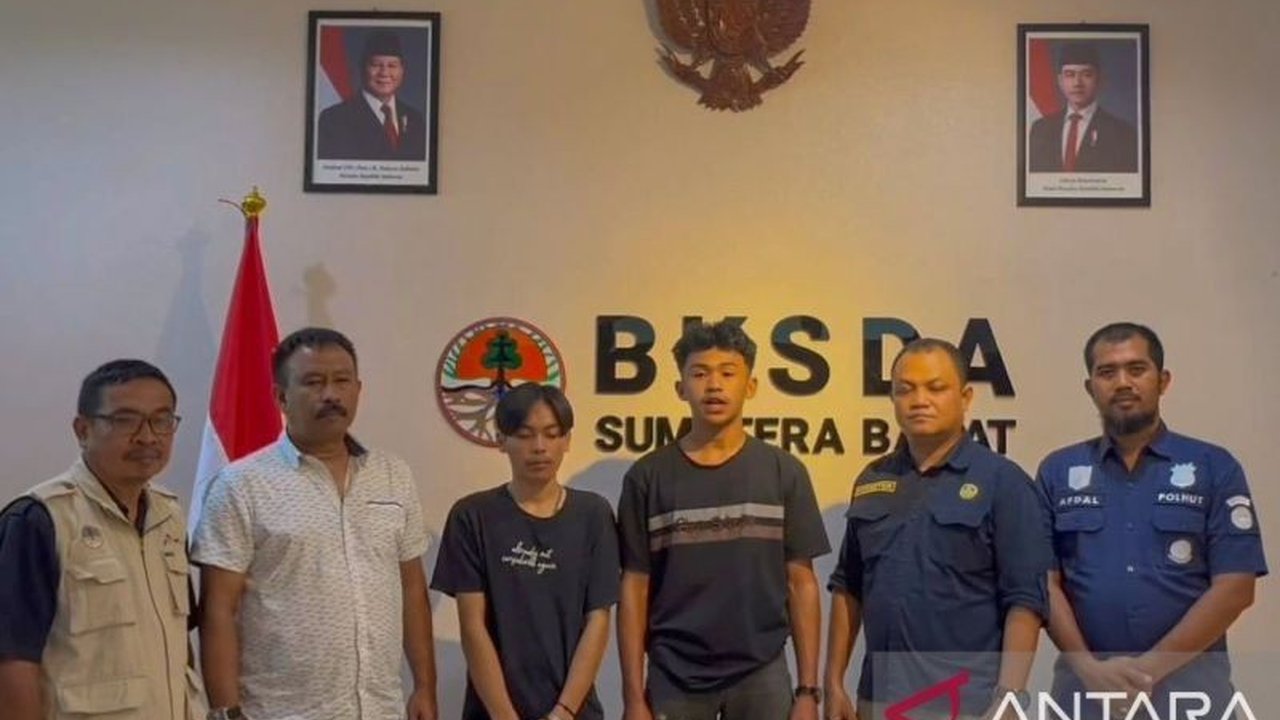 Balai Konservasi Sumber Daya Alam (BKSDA) Sumatera Barat menjatuhkan sanksi larangan mendaki selama tiga tahun kepada dua pemandu liar Gunung Marapi yang terbukti telah membahayakan keselamatan jiwa pendaki dengan memfasilitasi pendakian ilegal di gunung.
