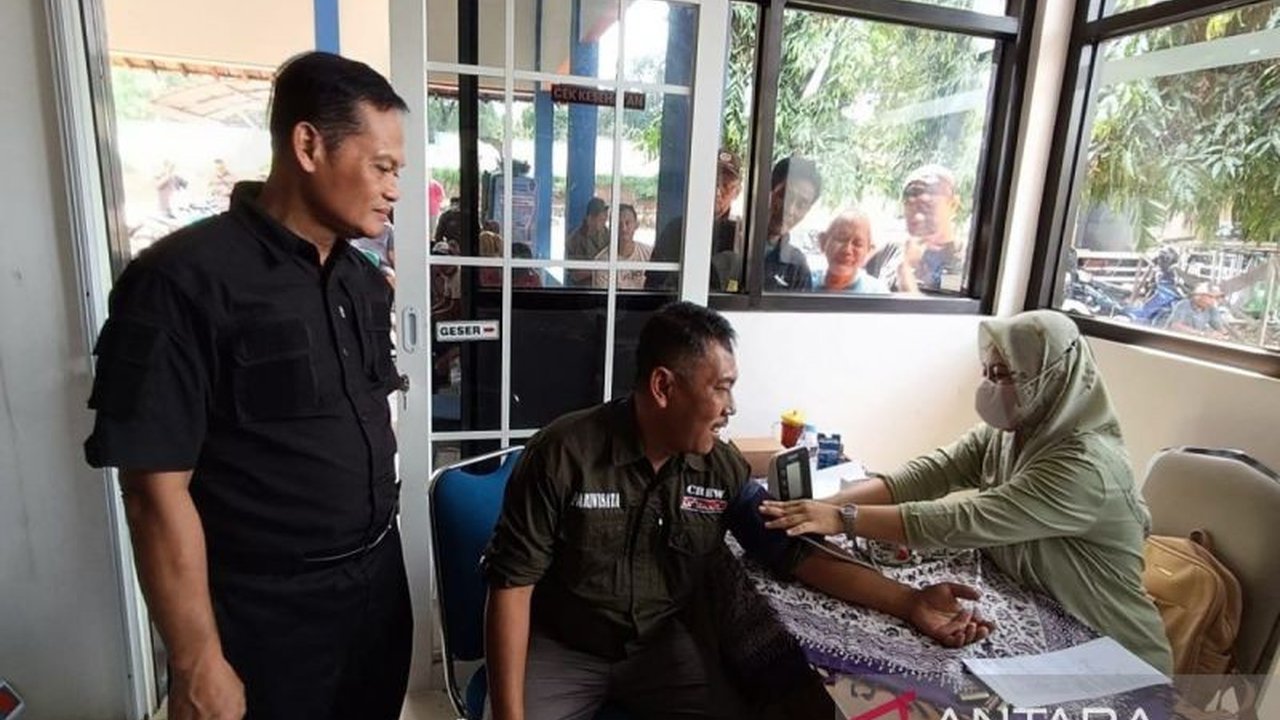 Pemerintah Kabupaten Batang, Jawa Tengah, meluncurkan program pemeriksaan kesehatan gratis bagi para pengemudi untuk memastikan keselamatan penumpang, dengan pemeriksaan rutin dua kali sebulan yang meliputi tekanan darah, kesehatan mata, dan tinggi badan.