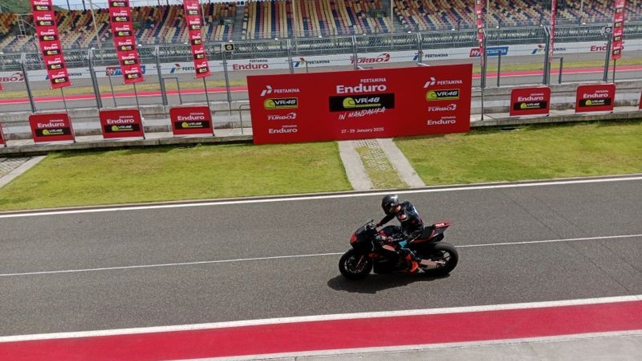 Kedatangan wisatawan asing, termasuk kru kapal perang Prancis Charles de Gaulle, di Lombok memberikan dampak positif bagi promosi Sirkuit Mandalika dan pariwisata Indonesia.