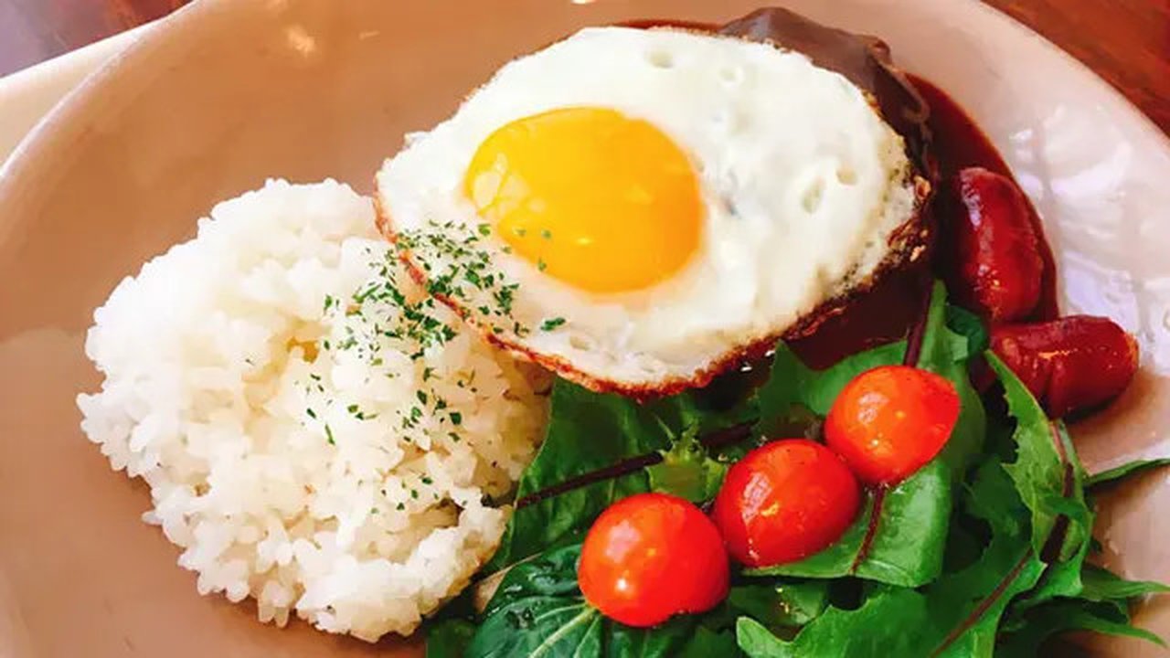 Ilustrasi telur ceplok disajikan dengan nasi hangat.