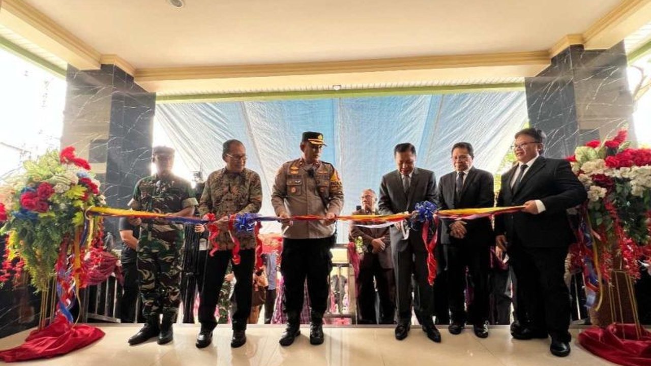 Wali Kota Makassar meresmikan Gereja Pantekosta di Indonesia (GPDI) Bethesda Makassar, berharap gereja tersebut dapat meningkatkan kerukunan antar umat beragama dan mendukung program pemerintah.