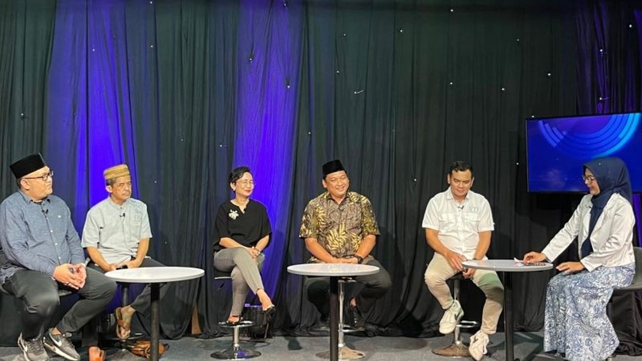 Jurnalis dan relawan anti-hoaks di Jawa Timur mendorong kolaborasi literasi digital untuk mengatasi tantangan era digital dan meminta regulasi pemerintah untuk media online.