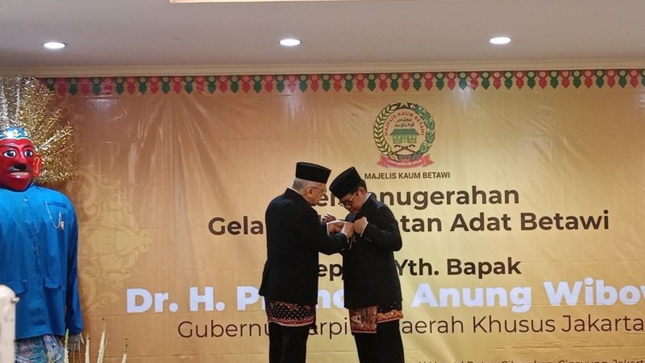 Gubernur DKI Jakarta terpilih, Pramono Anung, menerima gelar kehormatan 'Abang' dari Majelis Kaum Betawi, sebagai bentuk dukungan dan harapan kolaborasi dalam memajukan Jakarta.