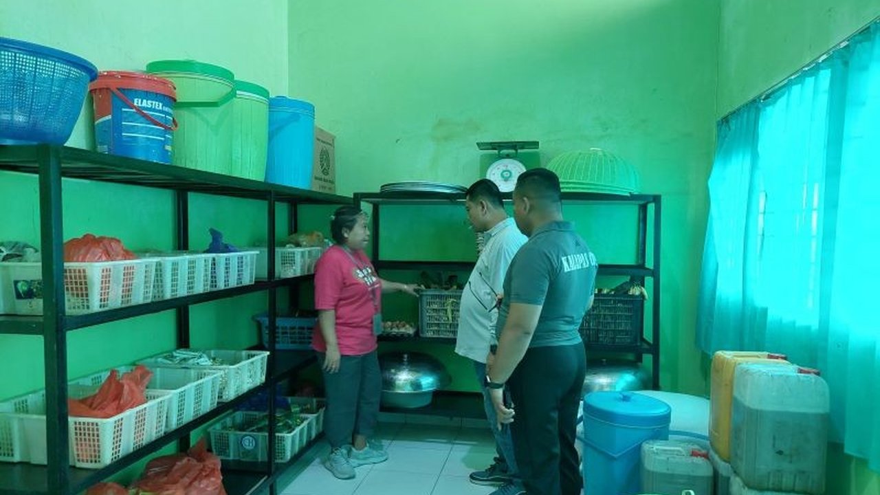 Kantor Wilayah Ditjenpas Sulawesi Tengah memastikan makanan bagi warga binaan pemasyarakatan telah memenuhi standar kelayakan, gizi, dan higienis sesuai regulasi,  meliputi pengecekan langsung proses pengolahan hingga penyimpanan bahan makanan.