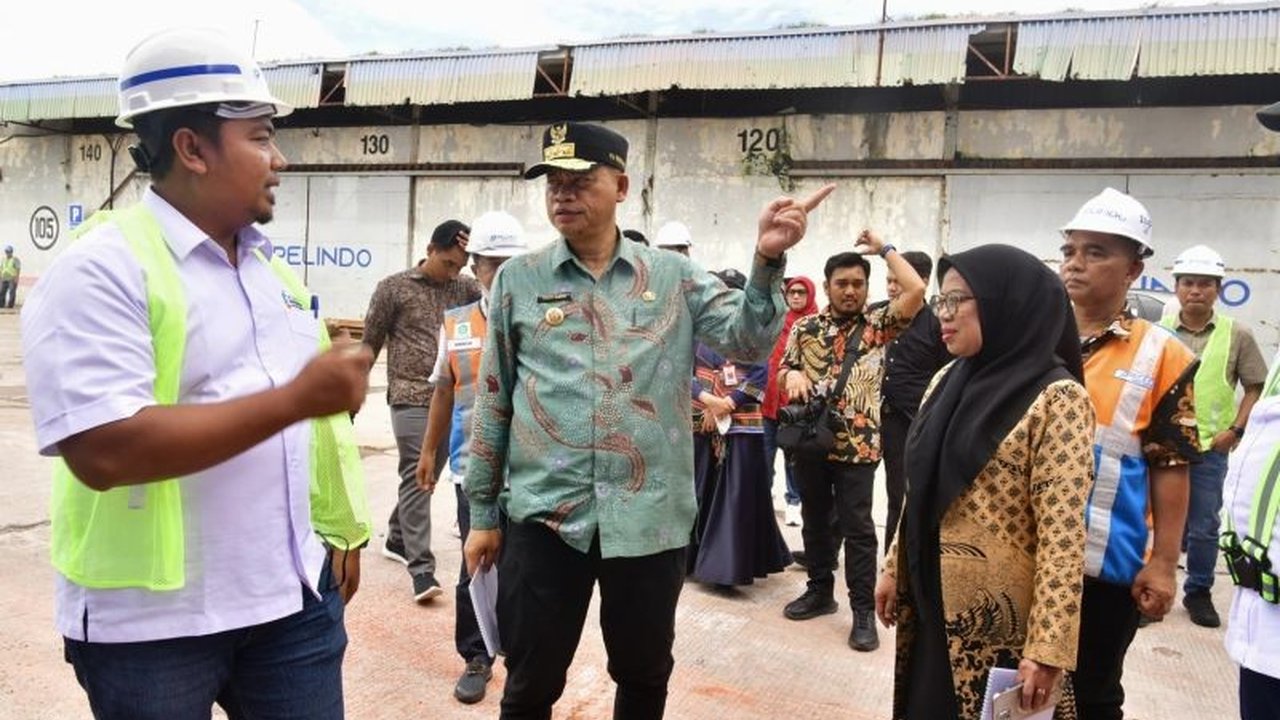 Penjabat Gubernur Sulsel, Fadjry Djufry, berkolaborasi dengan Pupuk Indonesia dan Kementerian Pertanian untuk mempercepat distribusi pupuk dan memastikan ketersediaan pupuk bagi petani di Sulawesi Selatan guna mencapai swasembada pangan.