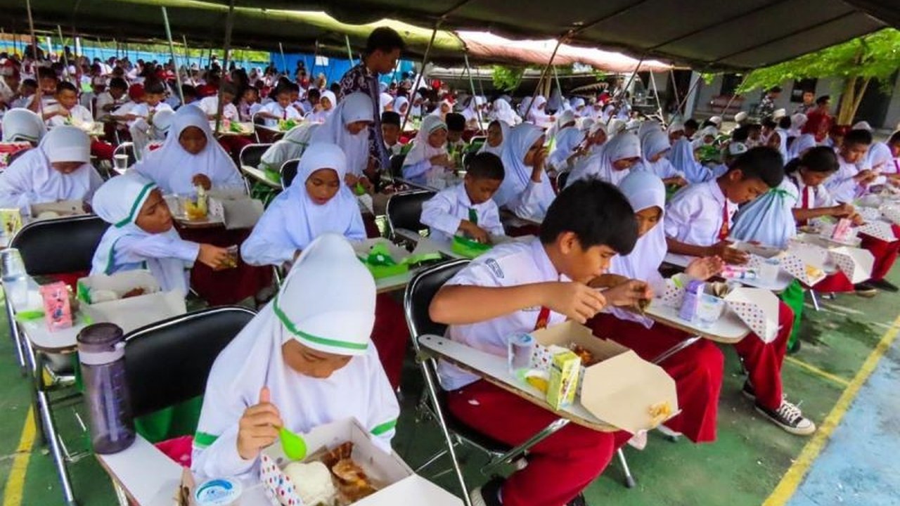 Uji coba program Makan Bergizi Gratis (MBG) Presiden di Natuna, Kepulauan Riau, menunjukkan kesiapan program yang menjanjikan perbaikan gizi anak-anak dan mengatasi stunting, meskipun tantangan logistik masih ada.