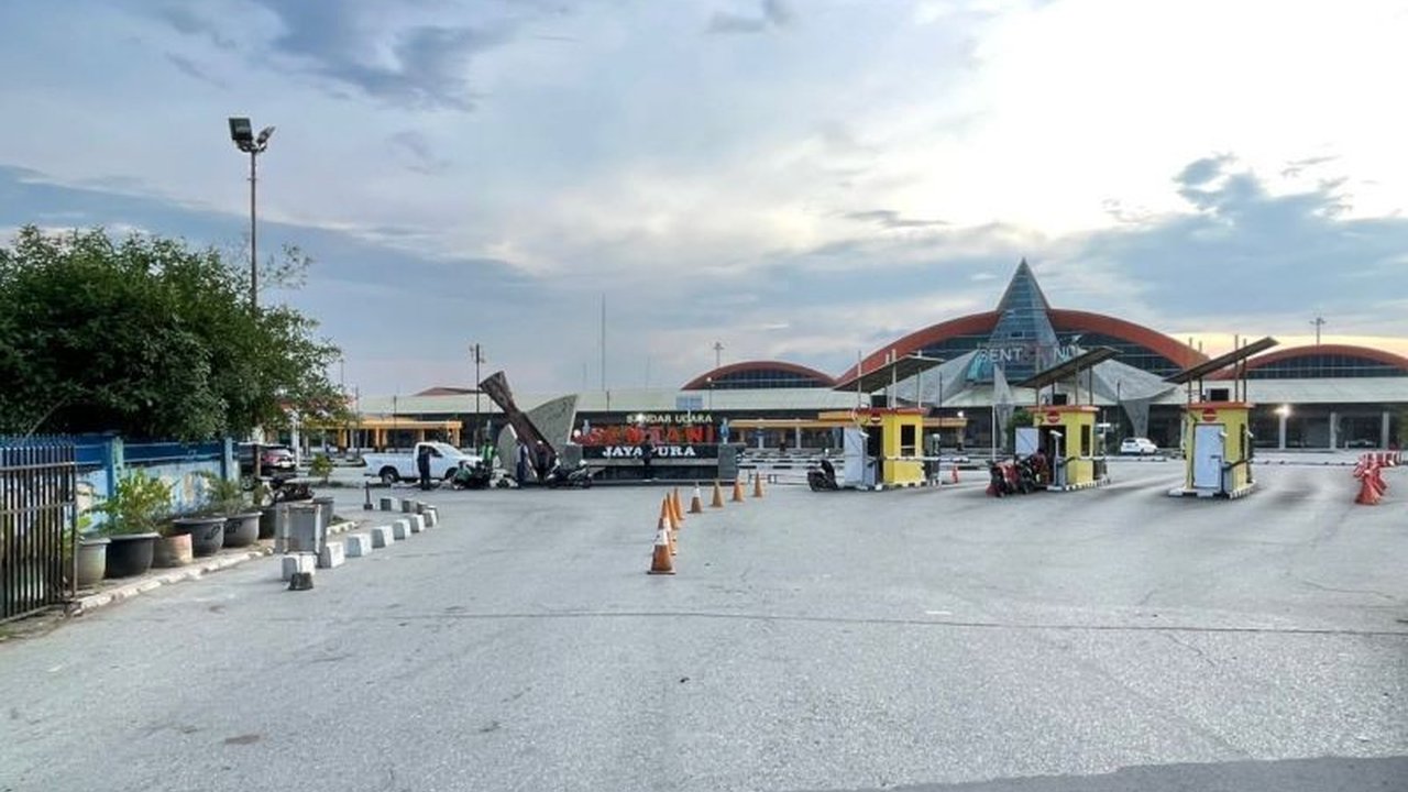 Bandara Sentani di Kabupaten Jayapura, Papua, resmi membuka akses pintu utama bagi kendaraan roda dua mulai Sabtu, 1 Juli 2023, untuk meningkatkan kenyamanan dan kelancaran transportasi di area bandara.
