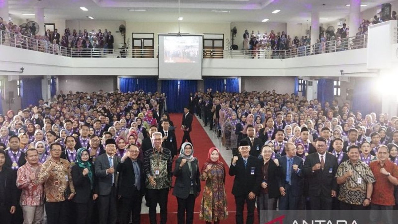 Kementerian Dikdasmen mengajak lulusan PPG, khususnya dari UNS, untuk mengabdi di daerah tertinggal, terdepan, dan terluar (3T) guna memenuhi kekurangan guru di sana, menawarkan insentif menarik sebagai imbalannya.