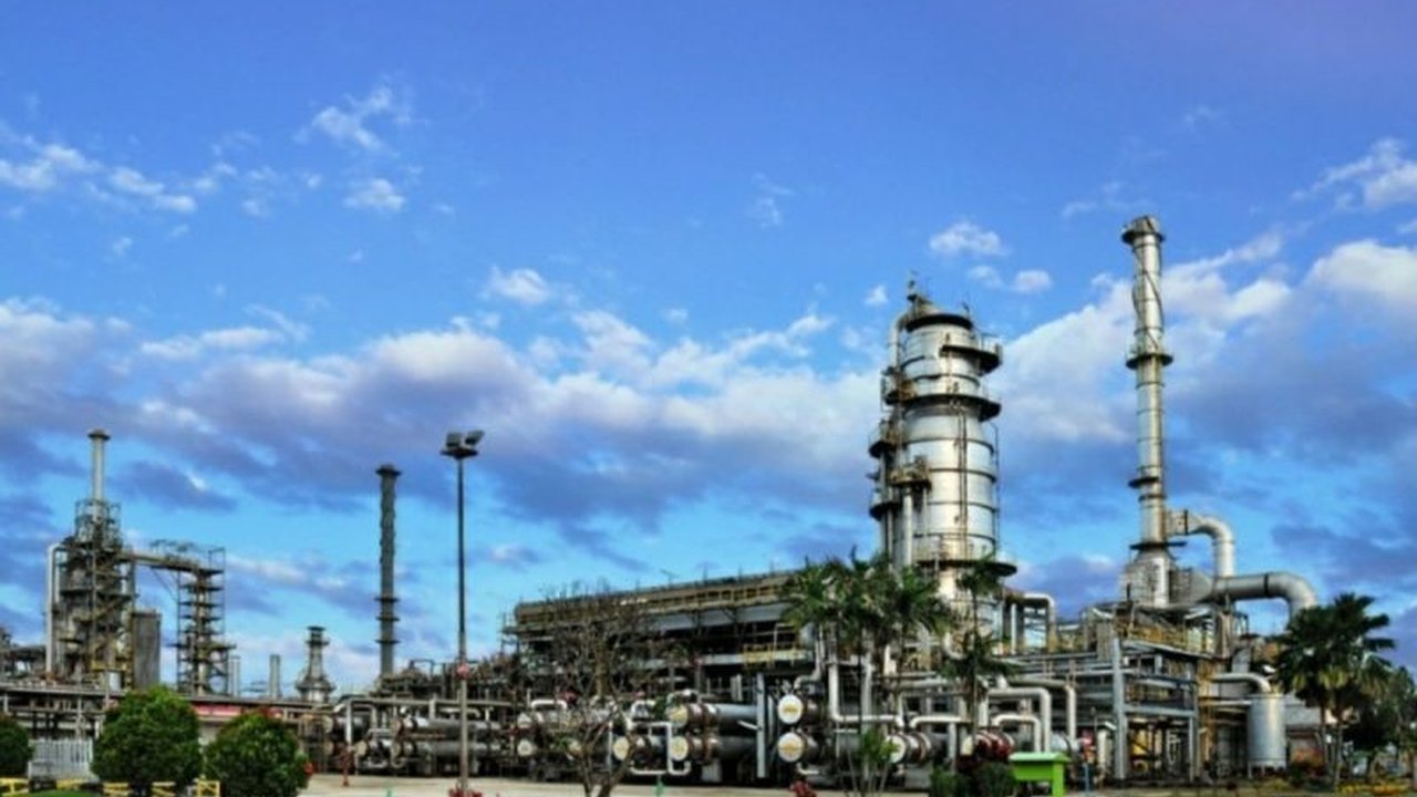 Kilang Pertamina Plaju di Palembang sukses melampaui target produksi gasoline tahun 2024, mencapai 751 juta liter dan memastikan ketersediaan BBM berkualitas untuk masyarakat Sumatera Bagian Selatan.