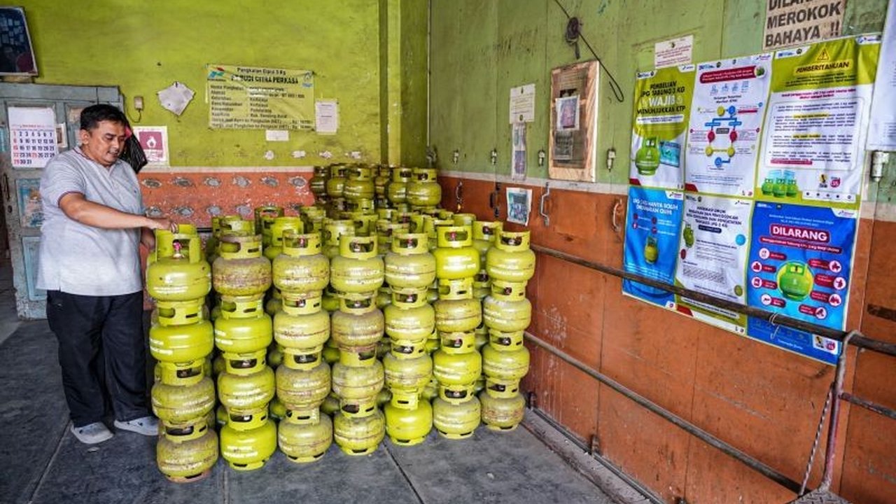 Pertamina Patra Niaga Regional Jawa Bagian Barat memastikan stok LPG 3 kg aman di DKI Jakarta dan sekitarnya, telah menambah stok dan berkoordinasi dengan pemerintah untuk penyaluran optimal selama libur panjang.