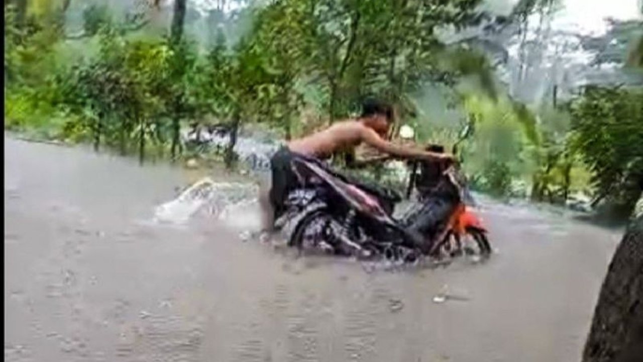 Hujan deras di Natuna sejak Sabtu pagi membuat BPBD setempat menerjunkan tim untuk memantau wilayah rawan banjir dan mengimbau warga meningkatkan kewaspadaan terhadap potensi bencana hidrometeorologi.