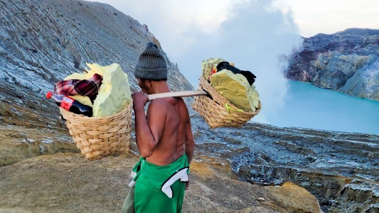 Taman Wisata Alam Kawah Ijen di Banyuwangi resmi menerapkan sistem pembayaran tiket nontunai menggunakan QRIS sejak 31 Januari 2025, guna memudahkan transaksi dan meningkatkan transparansi.