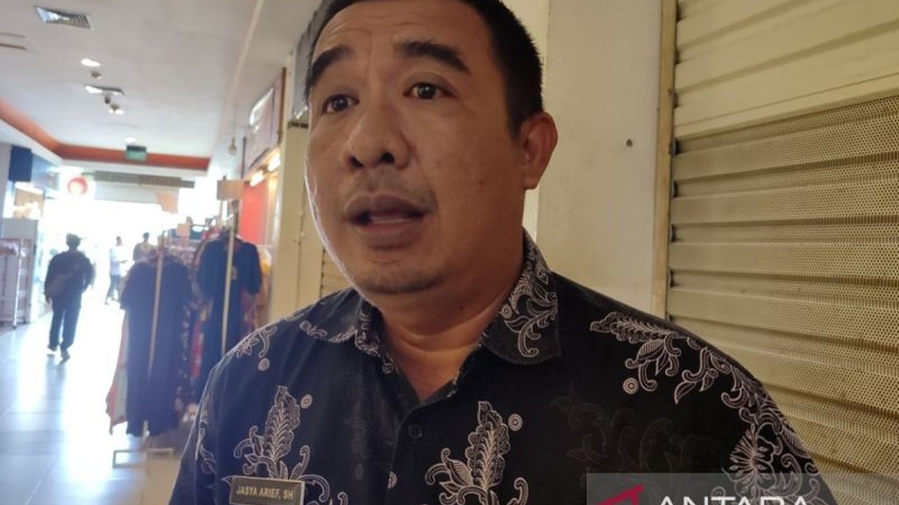 Pemerintah Kota Bengkulu memastikan harga Minyakita sesuai HET Rp15.700 per liter, meskipun ditemukan pedagang yang menjual di atas harga tersebut dan beberapa pedagang berhenti menjual Minyakita karena harga modal di atas HET.