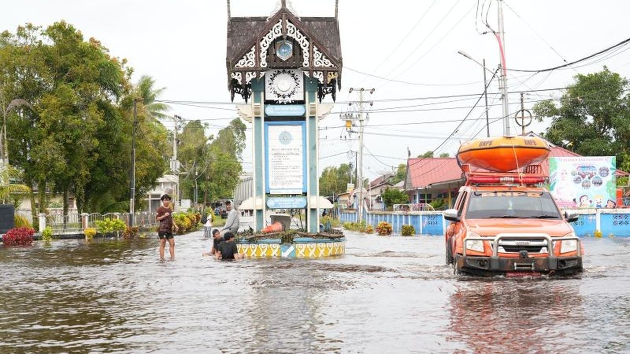 Sertu Amirudin, Babinsa Kodim Mempawah, membantu proses persalinan seorang ibu hamil di tengah evakuasi banjir di Dusun Suap, Desa Pasir, Kabupaten Mempawah, pada Sabtu, 1 Januari 2022,  menunjukkan dedikasi TNI dalam membantu masyarakat.