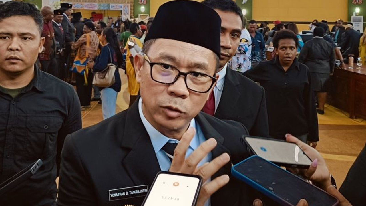 Penjabat Bupati Mimika, Yonathan Demme, menginstruksikan seluruh OPD untuk memangkas anggaran perjalanan dinas sebesar 50% guna efisiensi keuangan daerah sesuai Instruksi Presiden Nomor 1 Tahun 2025.