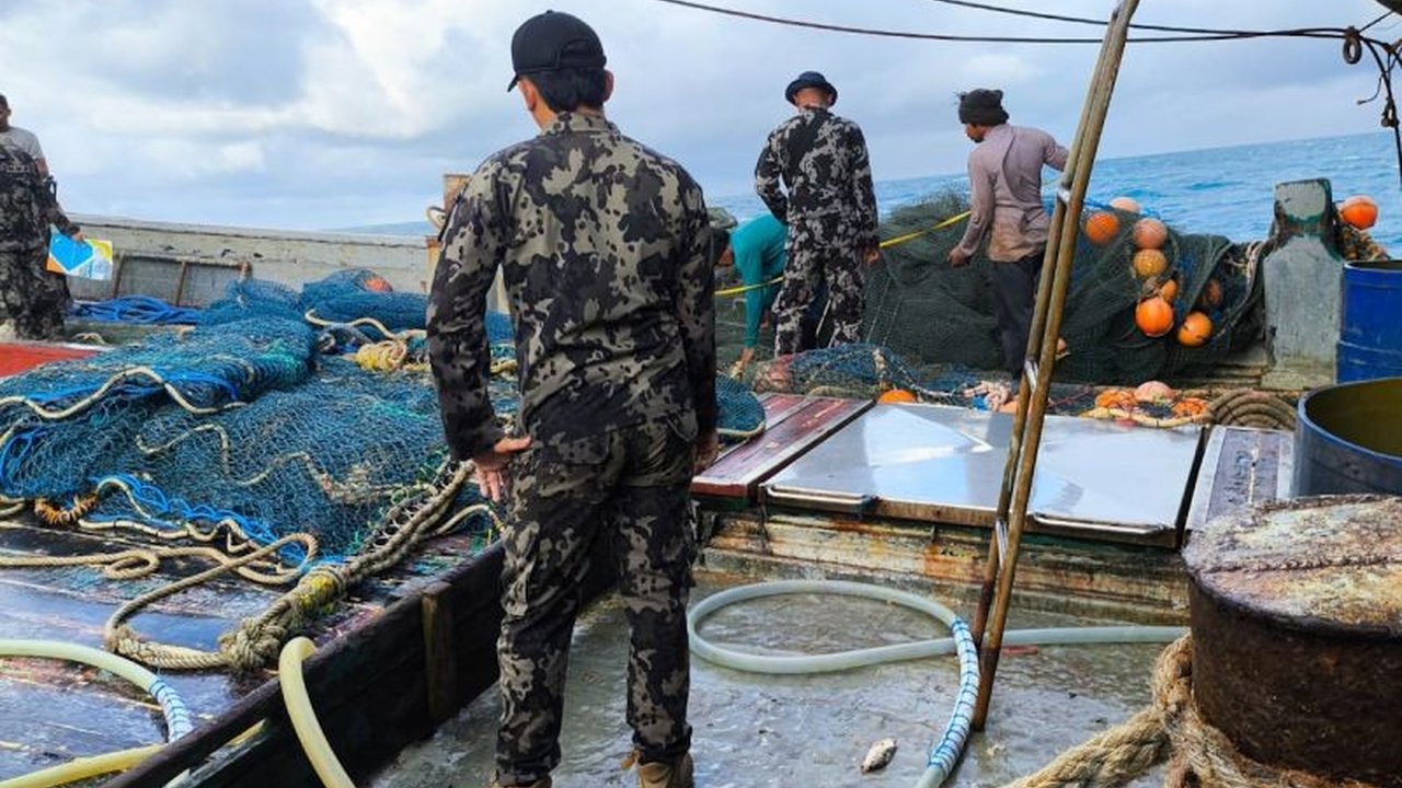 Kementerian Kelautan dan Perikanan (KKP) mengamankan dua kapal ikan Indonesia di Laut Aru karena modifikasi alat tangkap yang melanggar aturan,  memicu konflik dengan nelayan dan berpotensi merusak ekosistem laut.
