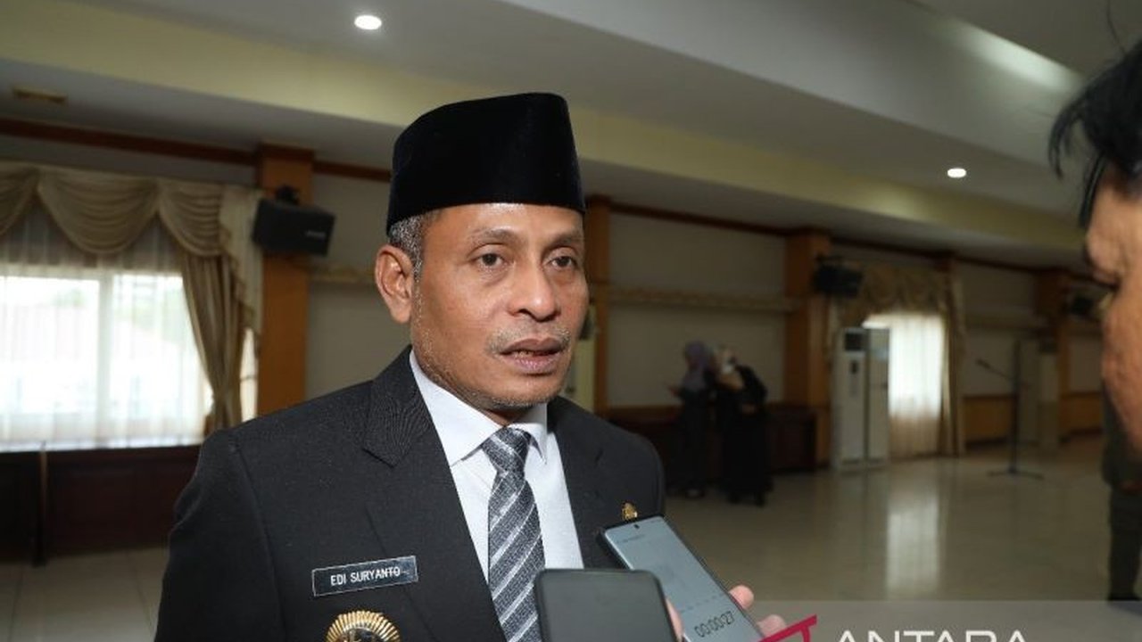 Pj Wali Kota Pontianak membentuk tim transisi untuk memastikan peralihan kepemimpinan ke Edi Rusdi Kamtono dan Bahasan berjalan lancar dan selaras dengan visi-misi mereka, serta menyiapkan integrasi program dan anggaran tahun 2025.