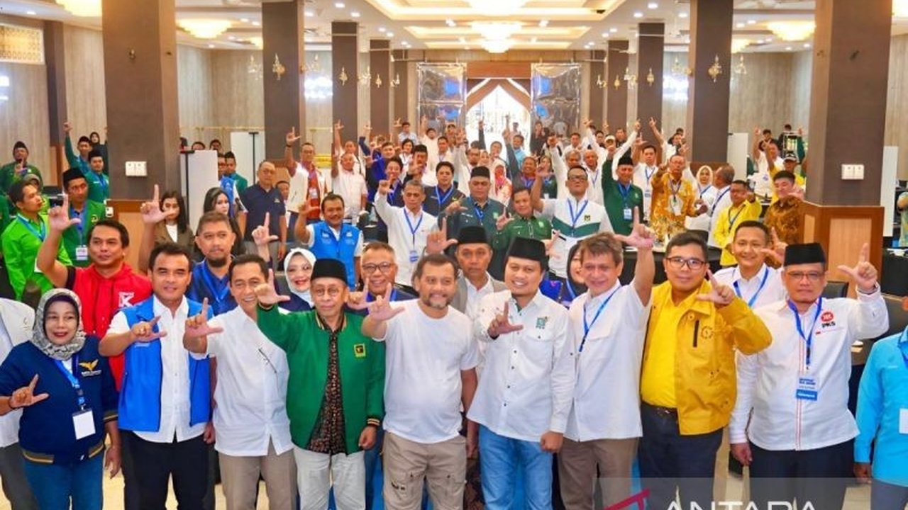 Calon Gubernur Jawa Tengah Ahmad Luthfi menyatakan tidak mempermasalahkan penundaan pelantikan yang semula dijadwalkan pada 6 Februari 2025, dan fokus membentuk tim transisi untuk menyerap aspirasi masyarakat.