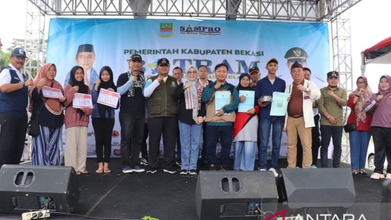 Program inovasi Botram di Tarumajaya, Kabupaten Bekasi, Jawa Barat, disambut antusias warga yang dimudahkan mengurus berbagai dokumen kependudukan dan layanan publik lainnya secara gratis.