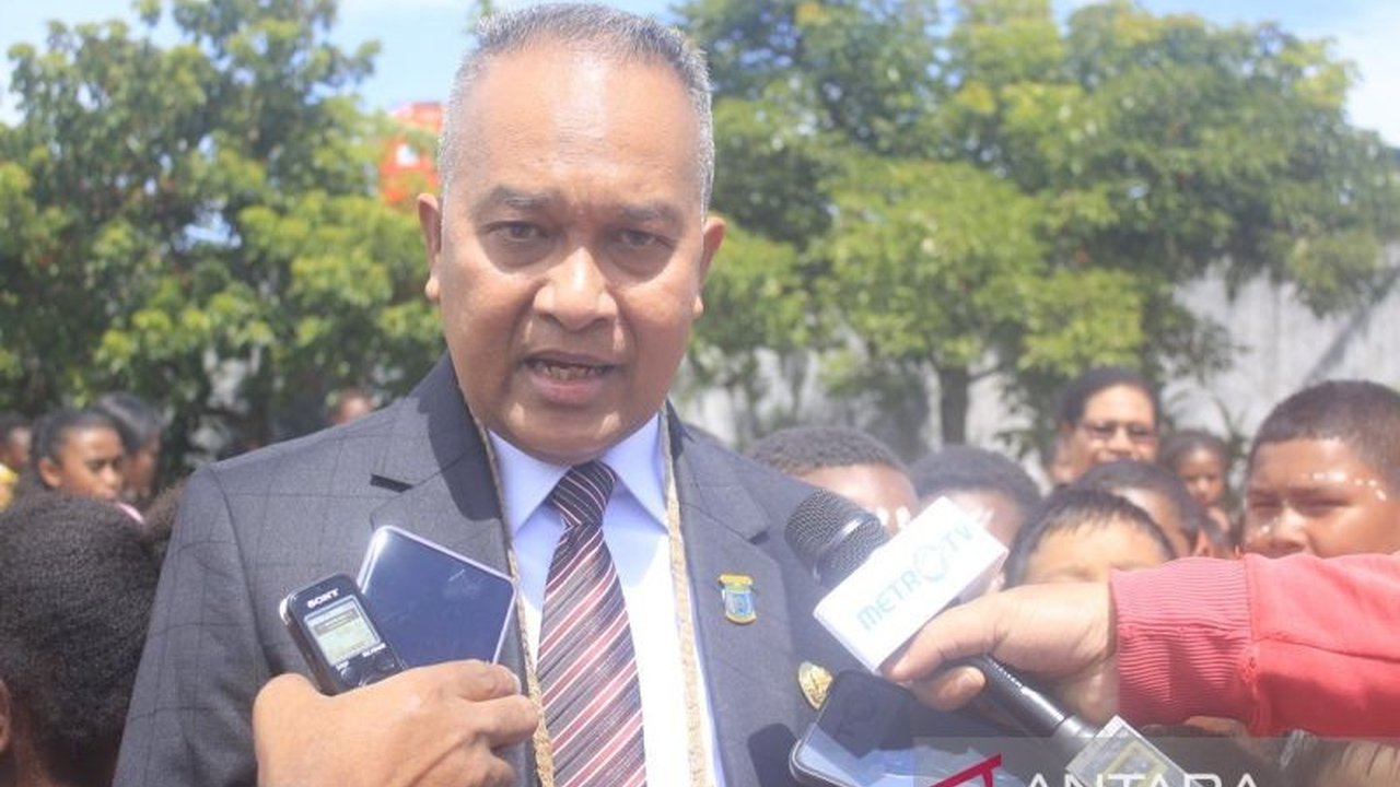 Kementerian Transmigrasi, yang kembali diaktifkan, menargetkan pertumbuhan ekonomi di 38 provinsi Indonesia pada 2025 dengan fokus pada revitalisasi kawasan transmigrasi dan peningkatan potensi ekonomi lokal, khususnya di Papua.