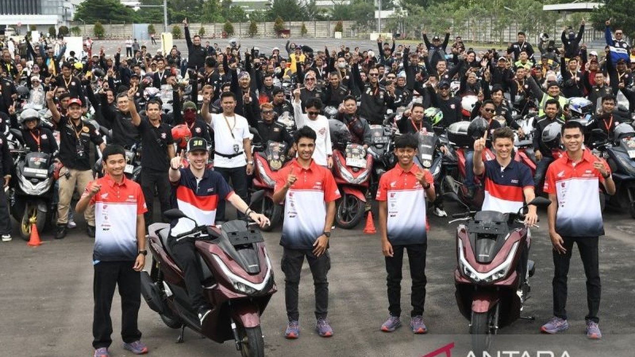 Pembalap MotoGP Joan Mir dan Luca Marini bertemu komunitas Honda PCX di Bekasi, Sabtu lalu, dalam acara yang diinisiasi AHM untuk mempererat hubungan dengan penggemar dan menunjukkan semangat Satu Hati.