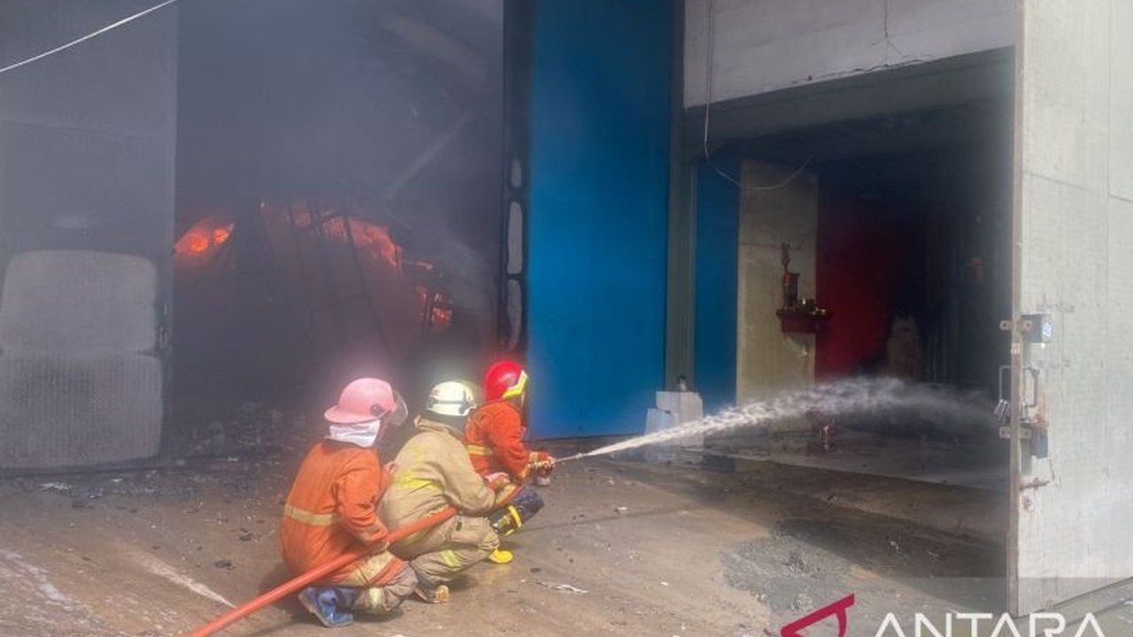 Puslabfor Polri akan menyelidiki kebakaran 13 gudang di Pantai Indah Dadap, Tangerang pada 31 Januari 2024, yang diduga akibat korsleting listrik, tanpa korban jiwa.
