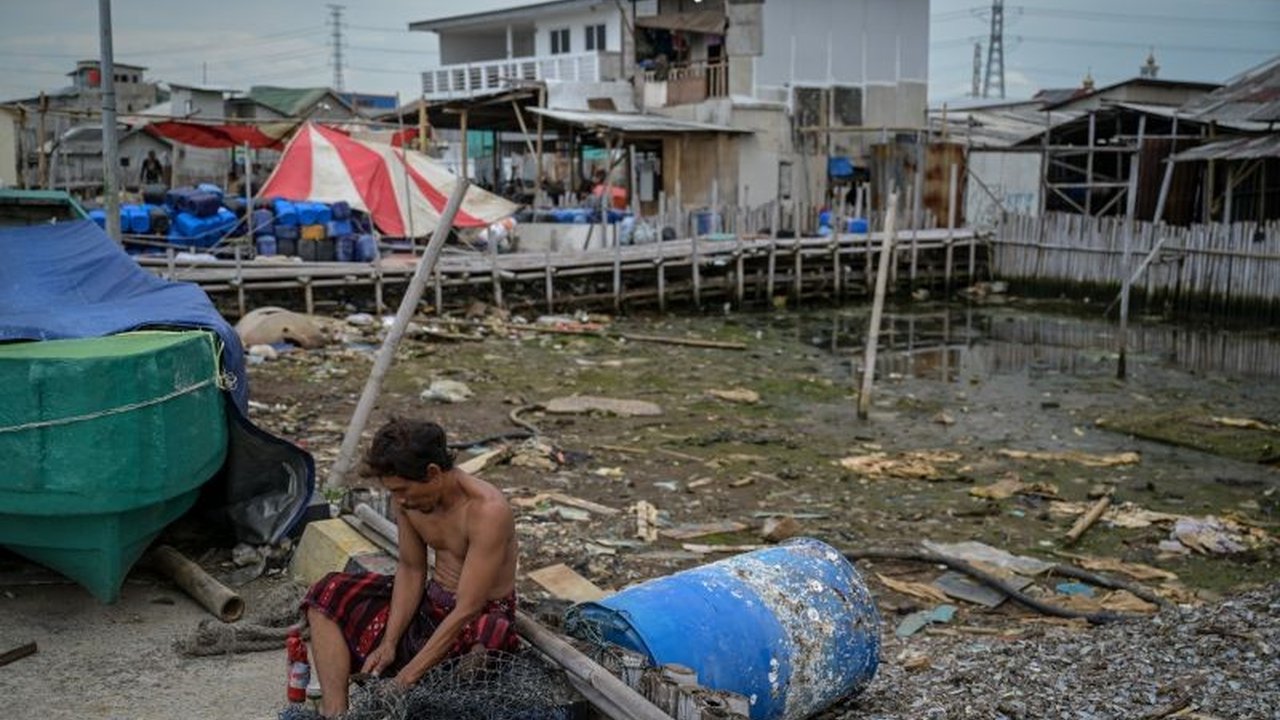 Meskipun ekonomi Indonesia menunjukkan kemajuan, kemiskinan di Pulau Jawa, pusat ekonomi nasional, masih menjadi tantangan besar yang membutuhkan strategi lebih terarah dan inklusif.