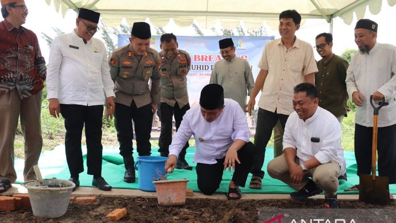 Plt. Bupati Bekasi meresmikan pembangunan Masjid At-Tauhid Deltamas 1 yang lebih besar untuk mengakomodasi peningkatan jumlah jamaah, dengan dukungan penuh dari pengembang dan masyarakat.