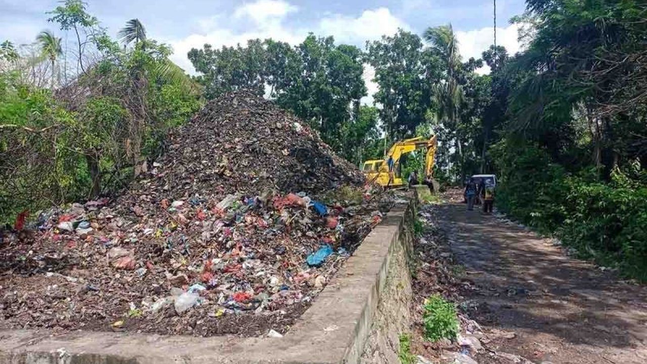 Dinas Lingkungan Hidup Aceh Besar berkolaborasi dengan Desa Wisata Gampong Nusa untuk menangani masalah sampah secara komprehensif dari sumber hingga pembuangan akhir, dengan fokus pada pengurangan sampah plastik dan pemberdayaan masyarakat.