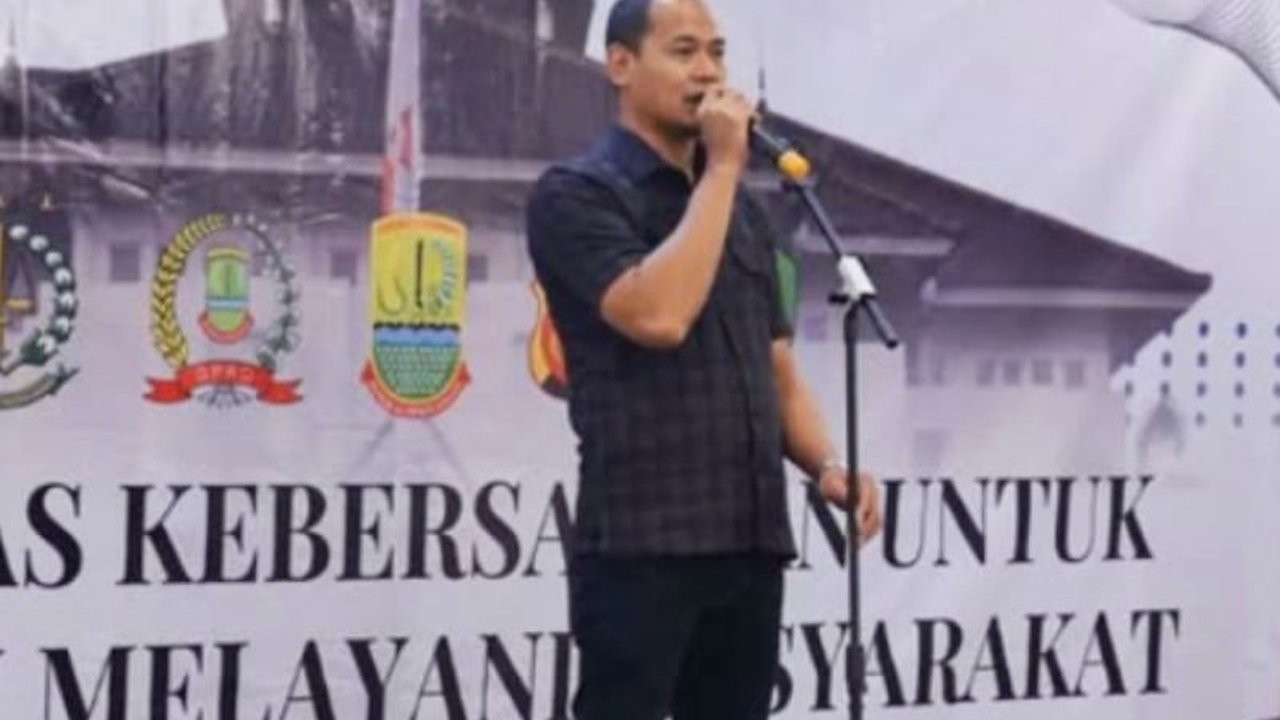 Pemkab Karawang memangkas anggaran perjalanan dinas dan makan minum rapat hingga Rp142 miliar pada APBD 2025 untuk diprioritaskan pada program RPJMD 2021-2025 seperti pembangunan fisik dan penurunan angka stunting.